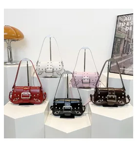 Sacs à bandoulière vintage en cinq couleurs avec rivets et grandes boucles métalliques