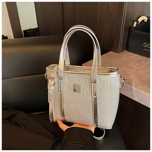 Detail der silbernen Glitzer-Eimertasche mit Metallic-Textur und verstellbarem Gurt