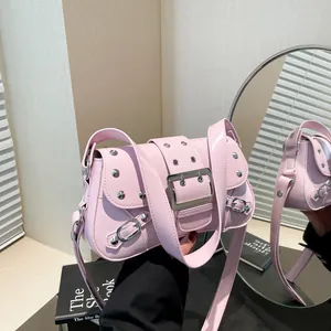 Sac sous le bras à rivets rétro punk Y2K pour femmes sac à bandoulière en cuir PU brillant avec grande boucle métallique
