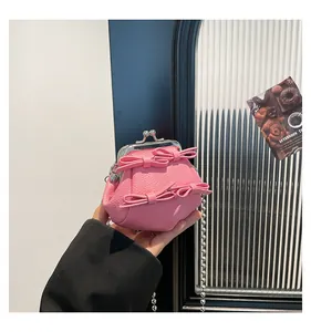 Detailansicht der rosa Mini-Tasche aus genarbtem Leder mit eleganten Schleifen