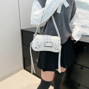 Sac à épaule blanc avec rivets argentés, boucle et glands en cuir style Y2K