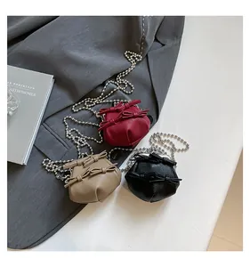 Detailansicht der Mini-Lederbeutel mit Schleifen in Rot, Khaki und Schwarz mit Silberkette
