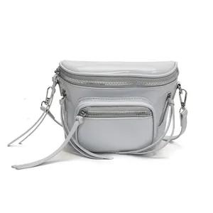 Sacoche selle gris clair en cuir avec fermetures éclair argentées et longs pompons