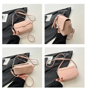 Details der rosa matten Satteltasche mit Herz-Magnetverschluss und verstellbarem Gurt