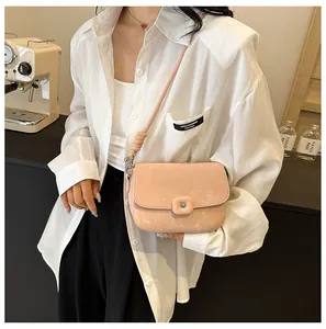 Detail einer rosa minimalistischen Umhängetasche mit matter Wildlederoptik und Schnalle