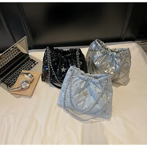 Trois sacs seaux matelassés avec clous étoiles et chaînes en noir, argent et bleu
