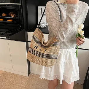 Borsa tote in rafia kaki tessuta a mano con strisce nere e scritta RLY per l'estate