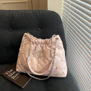 Sac Seau Matelassé de Grande Capacité pour Femmes en Cuir PU avec Étoile et Rivets Sac à Bandoulière à Chaîne