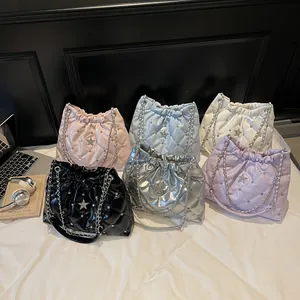 Sac seau matelassé avec décor d'étoiles et bandoulière chaîne en six coloris chic