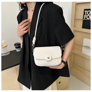 Schultertasche in Off-White mit einzigartigem gewebtem Seilgurt und goldener Metallschnalle