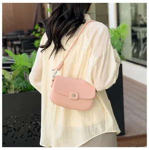 Nahaufnahme der rosa minimalistischen quadratischen Umhängetasche mit Knotengurtdetail