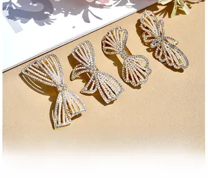 Dettaglio del set di quattro fermagli per capelli con strass e perle eleganti