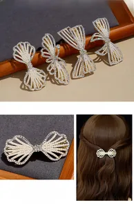 Dettaglio di quattro eleganti fermagli per capelli in lega dorata con perle e strass lucidi