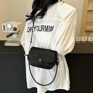 Minimalistische schwarze Halbmond Umhängetasche mit Vintage-Ledertextur und Silberschnalle