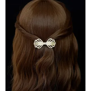 Elegante fermaglio per capelli a forma di conchiglia con perle e cristalli lucenti