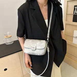 Silberne Mini-Umhängetasche mit Vintage-Textur und Metallic-Finish für moderne Damen