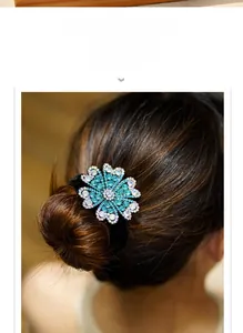 Dettaglio di elastico floreale fatto a mano con strass blu e velluto nero per capelli
