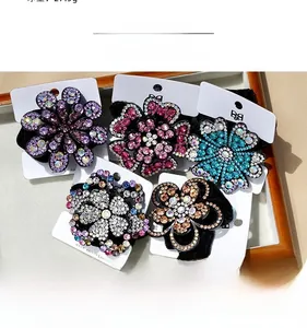 Dettaglio di elastici per capelli a fiore con strass fatti a mano in cinque colori