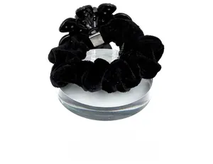 Dettaglio di elastico per capelli in velluto nero con clip a fiore e strass brillanti