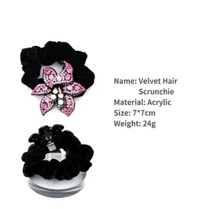 Elastico in velluto con fiore di strass rosa, accessorio per capelli fatto a mano 7x7cm