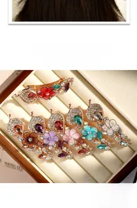 Vue détaillée de six barrettes à fleurs avec strass brillants et pierres en résine colorées