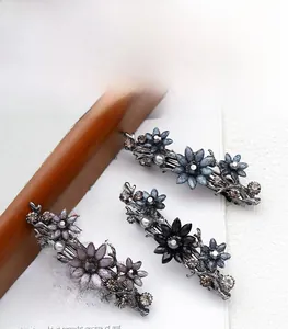 Details von drei Vintage-Blumenhaarklammern mit Kristallen und Perlen auf Legierungsbasis