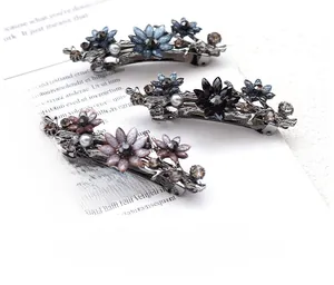 Detailansicht von Vintage Blumen-Haarklammern mit bunten Kristallen und Perlen in Gunmetal