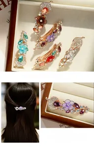 Vue détaillée des pinces à cheveux florales avec strass colorés et pétales en maille sur base or