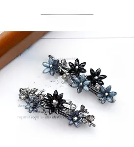 Makro-Detail von Vintage-Blumen-Haarspangen mit dunkelblauen Kristallen und Perlen