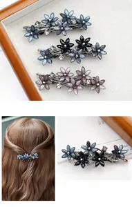 Detail von eleganten Blumen-Haarspangen in Gunmetal mit funkelnden Kristallen