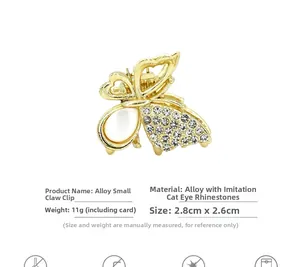 Detailansicht der goldenen Schmetterling-Haarklammer mit Katzenaugensteinen und Strass