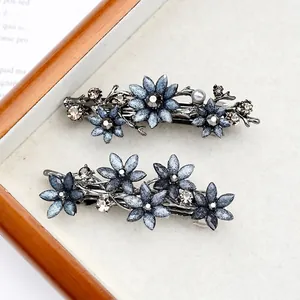 Eleganter Blumen Haarclip mit dunkelblauen Blüten und Kristallen in Gun-Schwarz-Optik