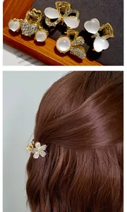 Details von Mini-Haarklammern aus Gold mit Katzenaugensteinen und Strass im braunem Haar