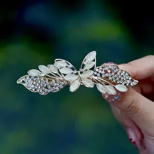 Eleganter Schmetterlings-Haarclip mit Opal-Steinen und Strasssteinen in Goldlegierung