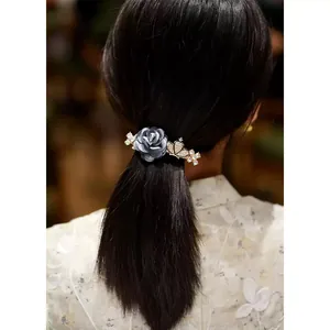 Eleganter Haarclip mit blauer Samtrose und Strass-Schmetterling für Pferdeschwanz-Frisuren