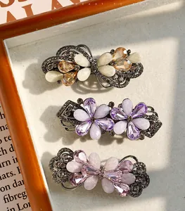 Dettaglio di fermagli per capelli a fiori in lega con cristalli e petali resina