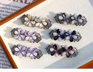 Dettaglio di sei fermagli per capelli a fiore in lega con cristalli artificiali e strass luccicanti