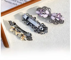 Dettaglio macro di fermagli per capelli retrò con strass e clip in metallo canna di fucile