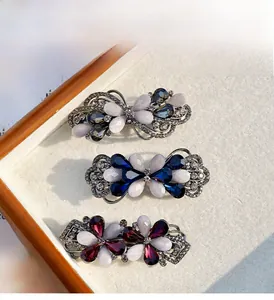 Set di tre fermagli per capelli vintage in metallo con gemme blu e rosso scuro