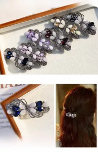 Vista dettagliata di fermagli per capelli con fiocco di strass in vari colori ed eleganza chic