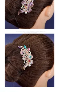 Detail eines Vintage-Schmetterlings-Haarkamms mit funkelnden Steinen und weißer Perle