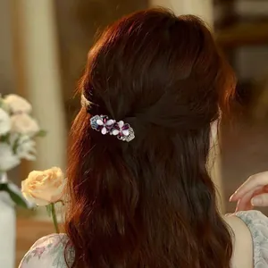Elegante fermaglio per capelli a fiore con strass viola su capelli castani