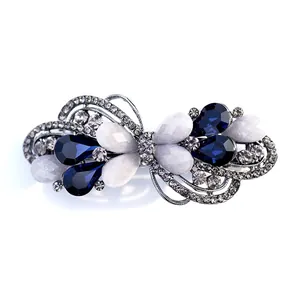 Elegante fermaglio per capelli a fiore con gemma blu scuro, cristalli e petali bianchi