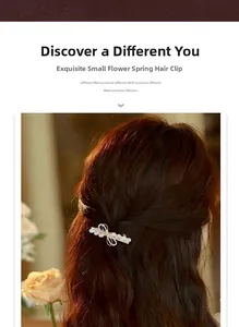 Détail d'une barrette à cheveux dorée ornée de strass et de perles colorées