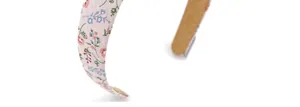 Detail eines Blumen-Haarreifs mit rosa Blüten und rutschfestem Innenfutter-Textur