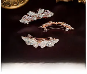 Detail von roségoldenen Schmetterling-Haarklammern mit funkelnden Strasssteinen
