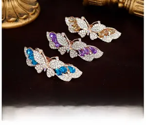 Details von Schmetterlings-Haarklammern mit funkelnden Strasssteinen in Blau und Violett