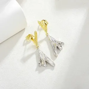 Dettaglio degli orecchini placcati oro 14K con trame metalliche miste e forme ondulate