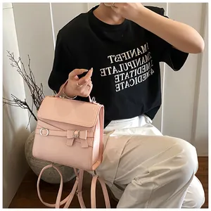 Detailopname van de roze crossbodytas met de ledertextuur en de strikdecoratie