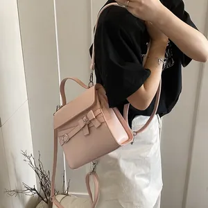 Roze PU-leren vierkante tas met strik, gedragen als een stijlvolle crossbody rugzak